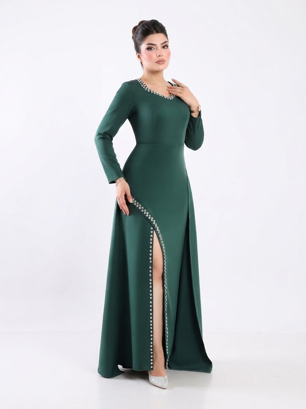 خرید اینترنتی لباس مجلسی بلند مدل هلیا با پارچه مازراتی گرم بالا، دور یقه و چاک سنگدوزی شده در رنگبندی متنوع در فروشگاه ماه آذین